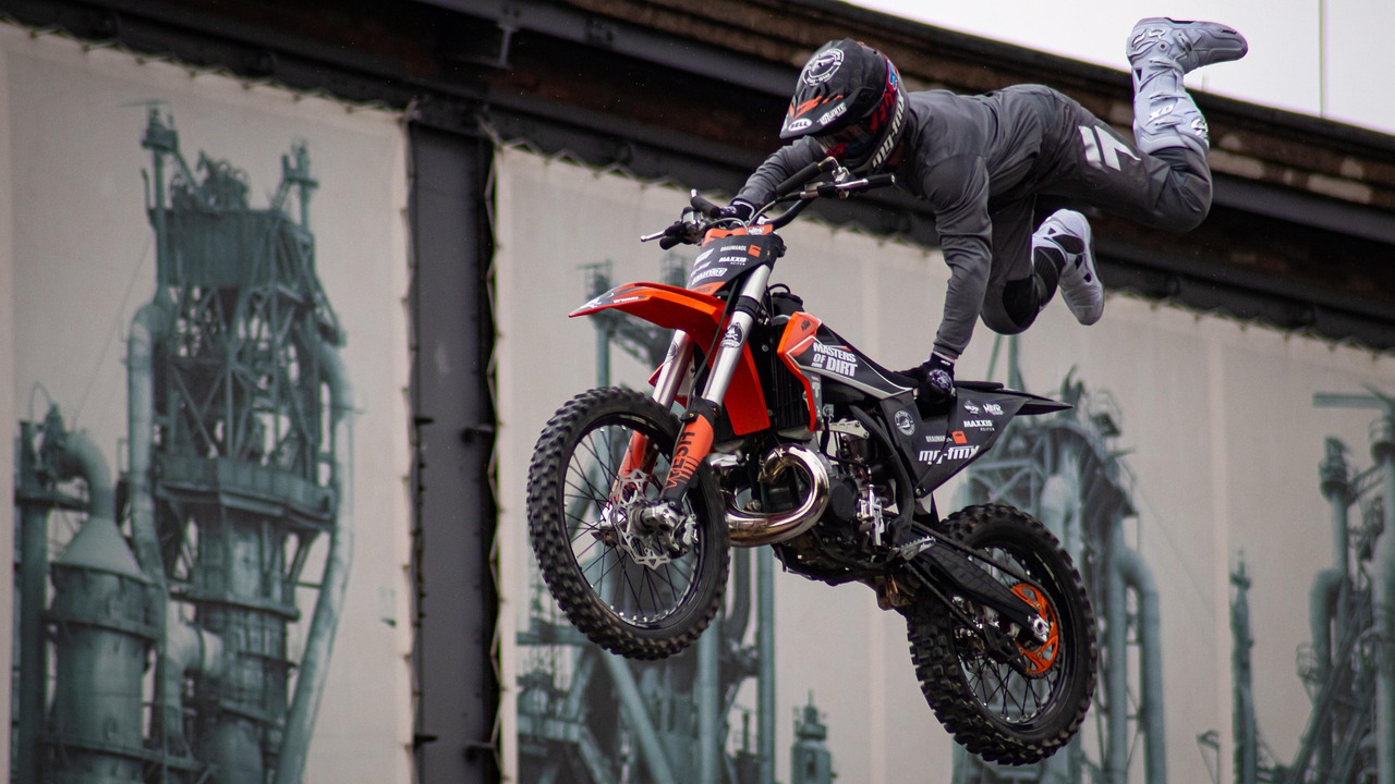 Motorrad fahren in der Gruppe: Die wichtigsten Regeln und Handzeichen