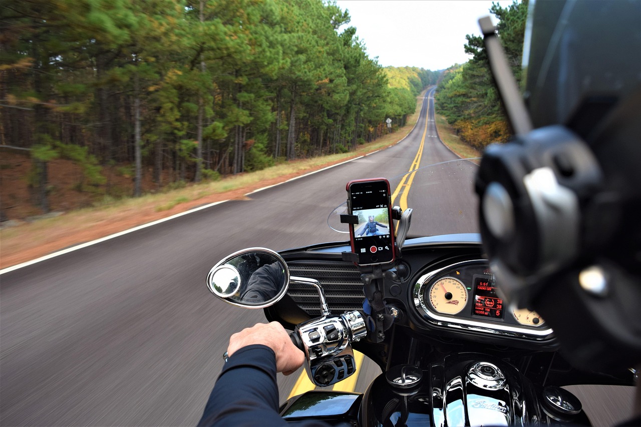 Motorrad fahren in der Gruppe: Die wichtigsten Regeln und Handzeichen