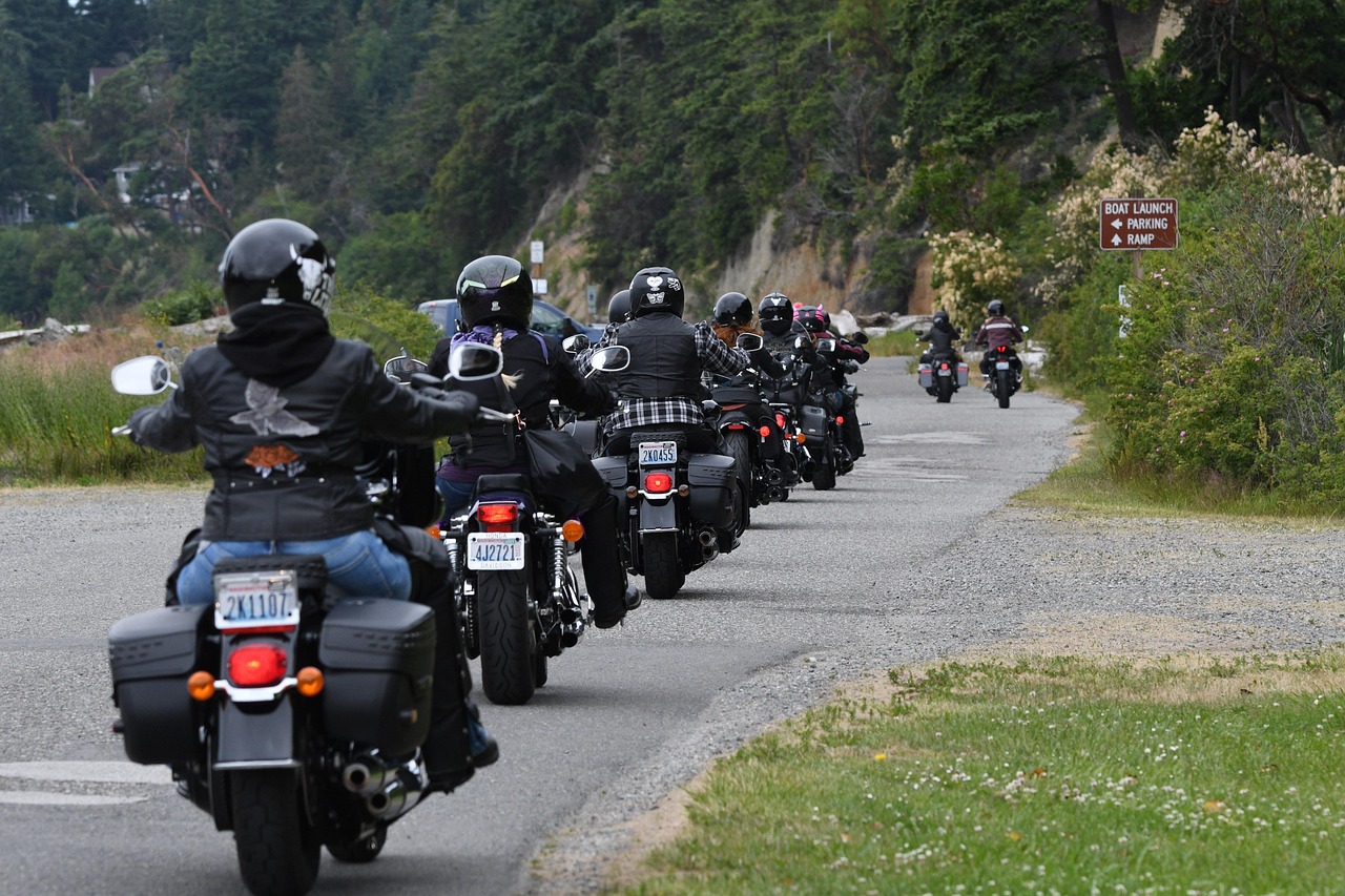 Motorrad fahren in der Gruppe: Die wichtigsten Regeln und Handzeichen